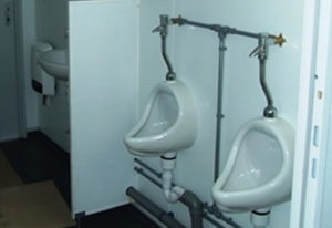 Location bungalow sanitaire avec 2 WC + 2 douches + 2 urinoirs